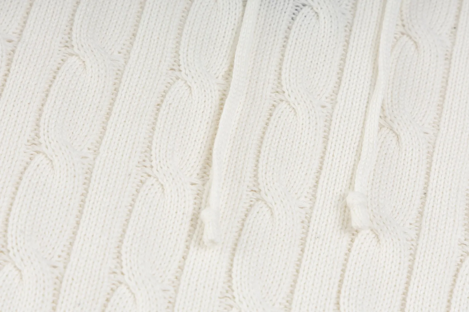 P236 #R84 RALPH LAUREN Six-color classic hooded twist pullover sweater with high-density LOGO embroidery on the chest and original custom-made tag accessories. Made of pure cotton yarn, pure cotton is skin-friendly and comfortable, small label war horse embroidered twist hooded sweater 🐎 high quality, follow the blogger to learn how to wear it! Let’s buy a Ralph Lauren cable sweater. It’s a super hard-to-find series after it became popular. It’s hard to find one on the official website. It’s simple and practical to wear, with a lazy and loose feel. The thickened fabric has more texture, feels soft and delicate, and has a loose fit. Whether worn alone or layered, you can wear different styles of fashion with just one piece!   Size: S M L